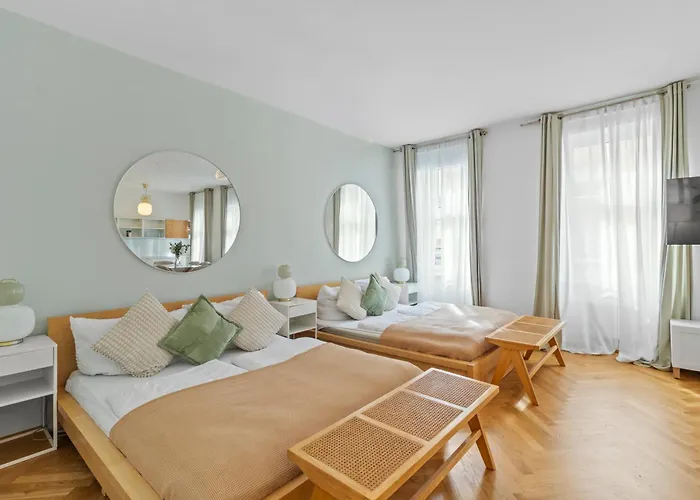 - 1 Min To U1 Reumannplatz - Fresh Fruit Market In Front Of The House *