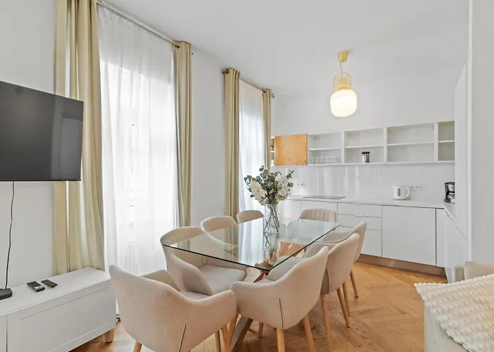 - 1 Min To U1 Reumannplatz - Fresh Fruit Market In Front Of The House