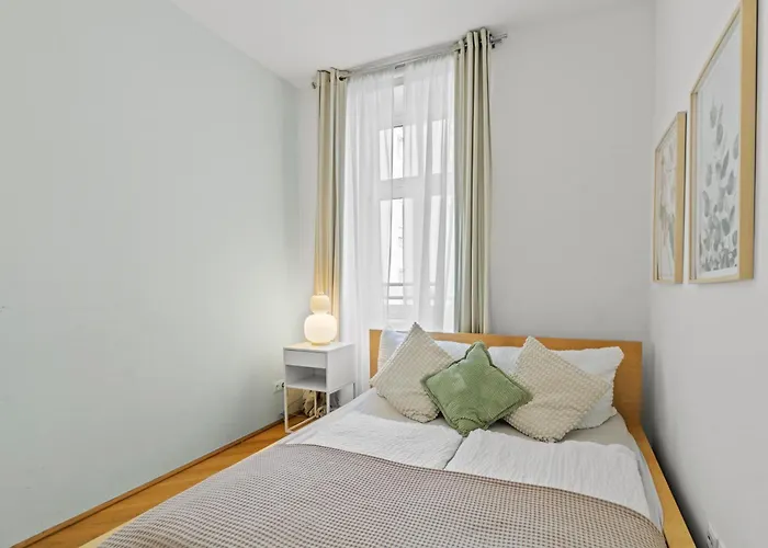 - 1 Min To U1 Reumannplatz - Fresh Fruit Market In Front Of The House Apartment