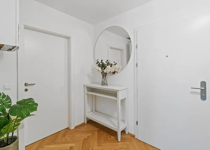 - 1 Min To U1 Reumannplatz - Fresh Fruit Market In Front Of The House Apartment *